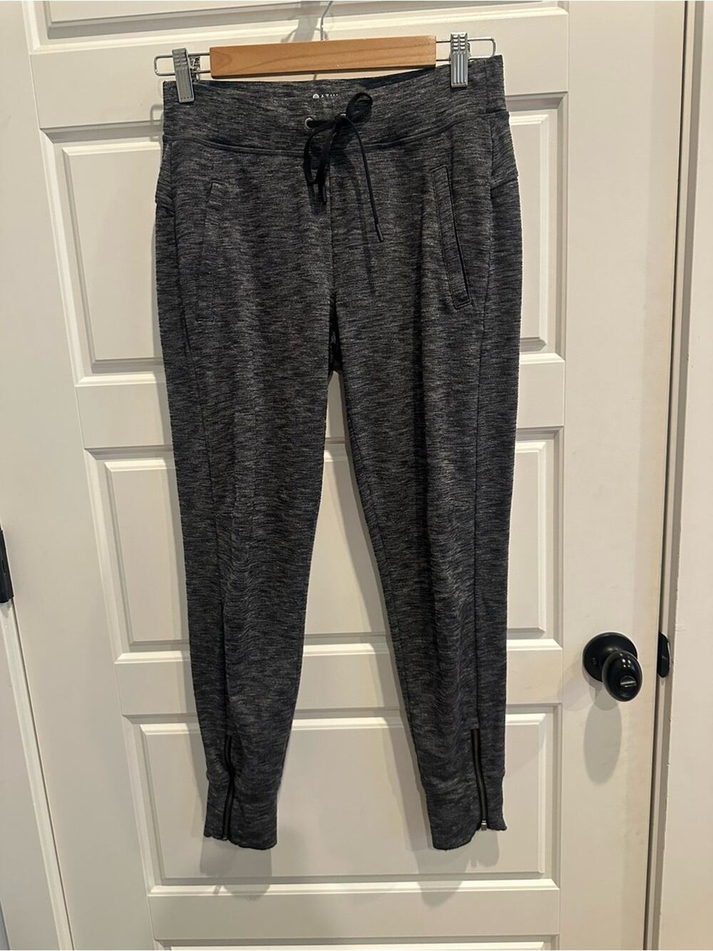 Athleta XS Metro Street Cropped Jogger Pants Zipper Ankle Athleisure Travel
